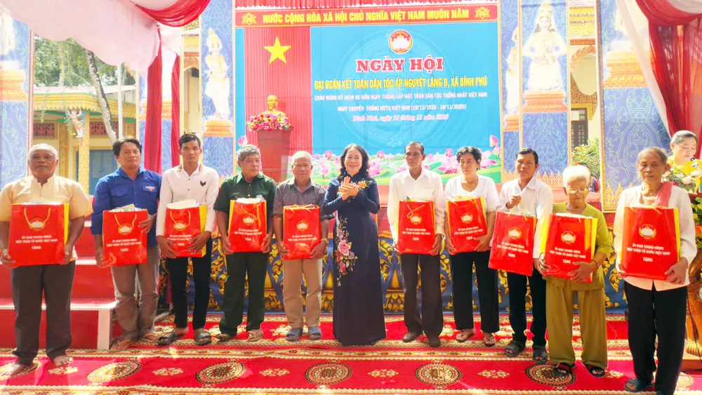 Phó Chủ tịch nước Võ Thị Ánh Xuân tặng quà cho gia đình chính sách. Ảnh: BD