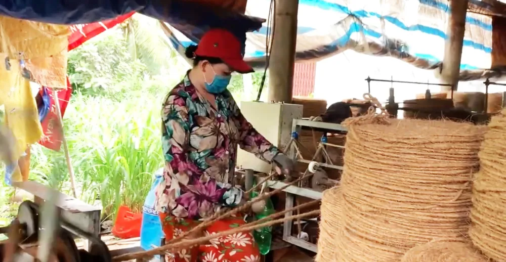 Cơ sở sản xuất chỉ sơ dừa tại chợ dừa Sông Thơm. Ảnh: TÍN HUY