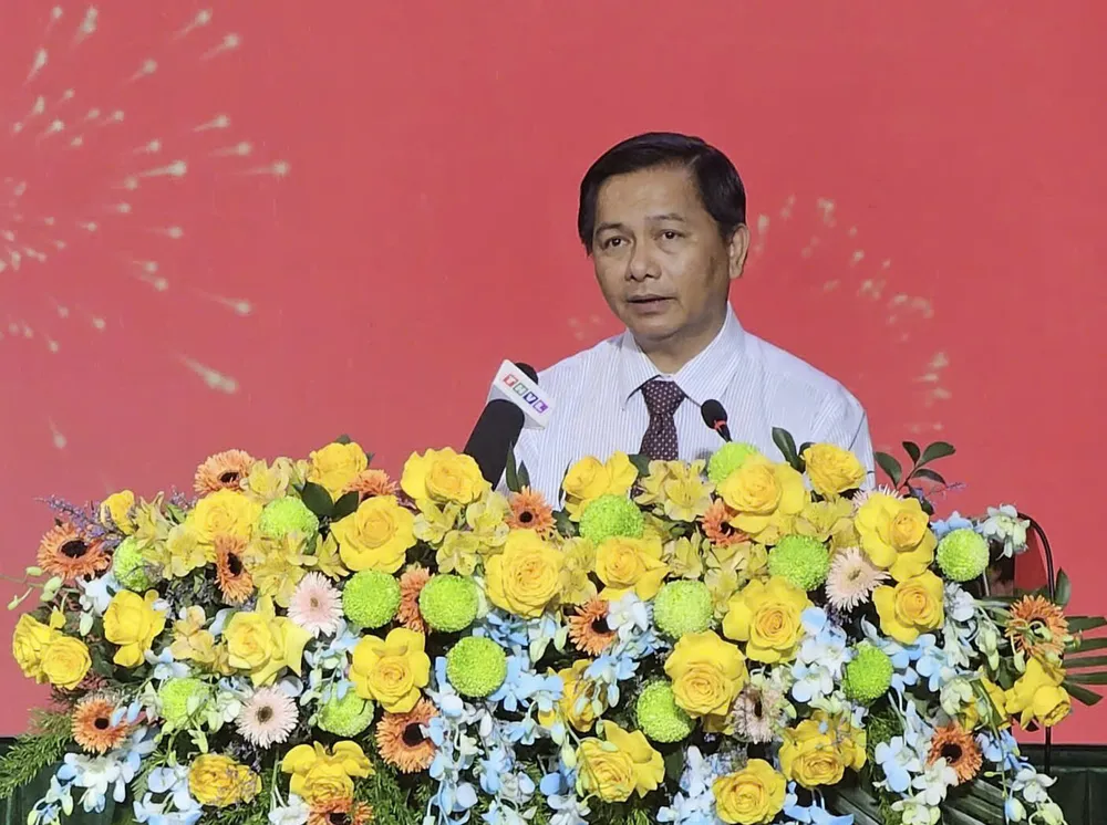 Đồng chí Trần Văn Lâu, Ủy viên Trung ương Đảng, Bí thư Tỉnh ủy Vĩnh Long phát biểu