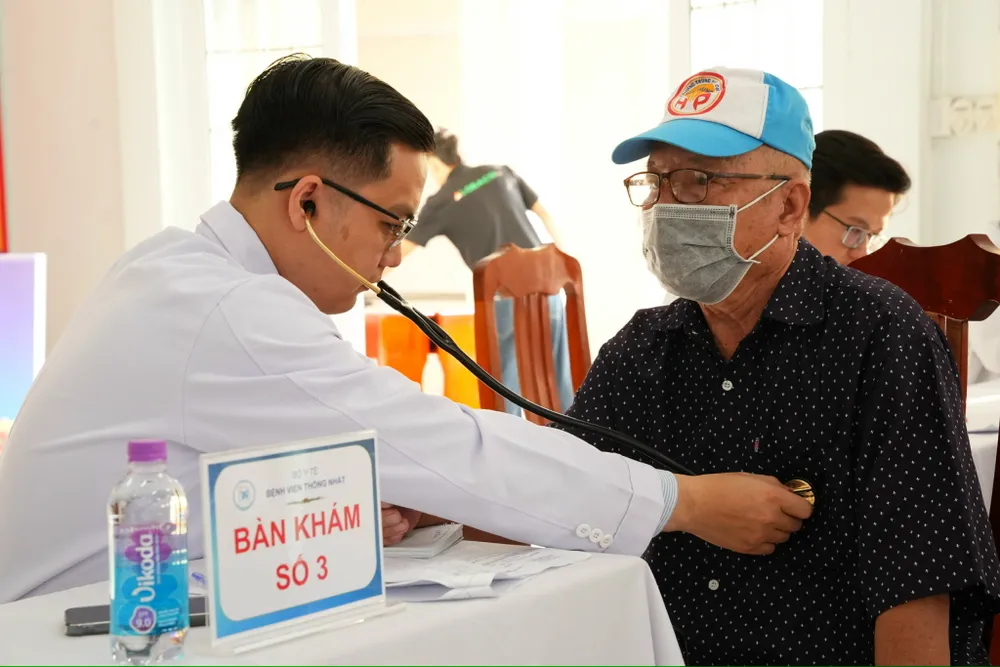 Đoàn y bác sĩ khám bệnh miễn phí cho bà con tỉnh Vĩnh Long