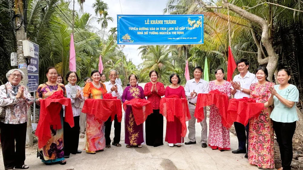 Các đại biểu thực hiện nghi thức khánh thành. Ảnh: HT