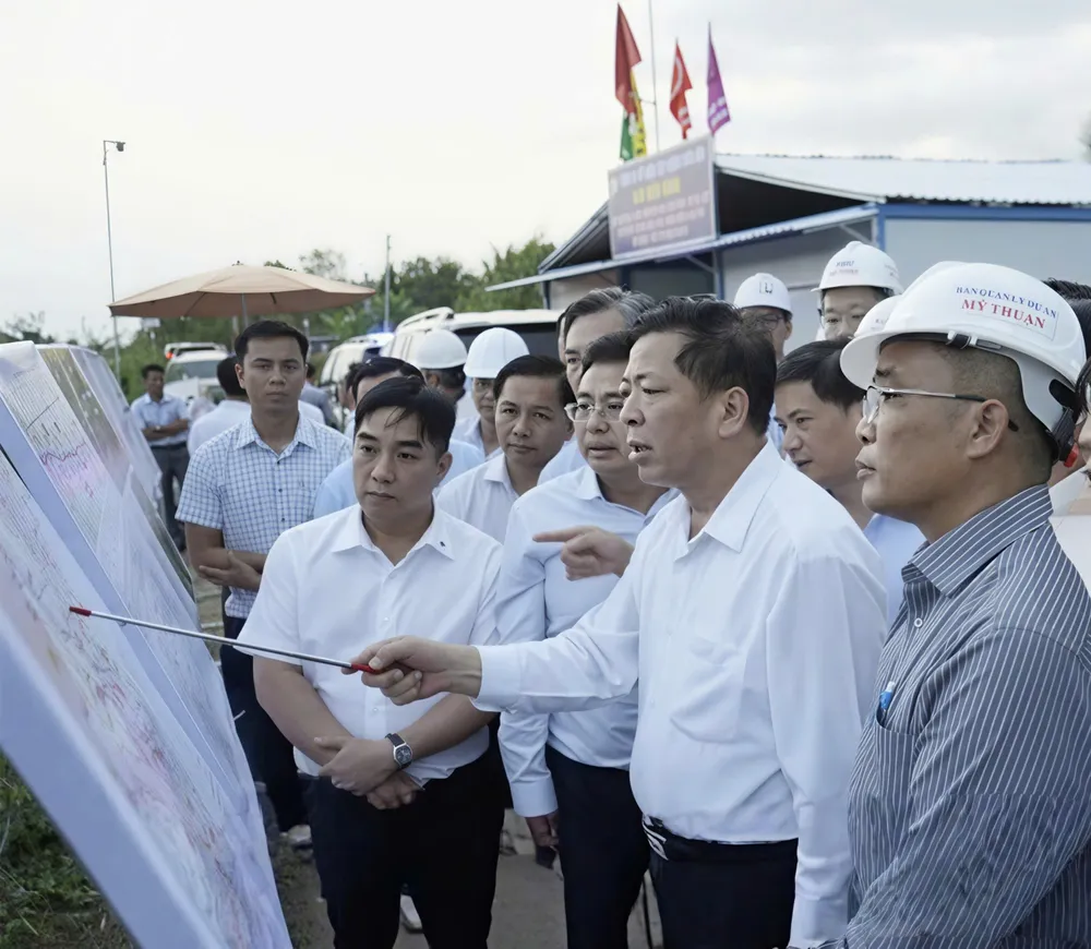 Đoàn công tác của Bộ trưởng Bộ Xây dựng Trần Hồng Minh kiểm tra hiện trường thi công các hạng mục bổ sung thuộc dự án cao tốc Mỹ Thuận – Cần Thơ