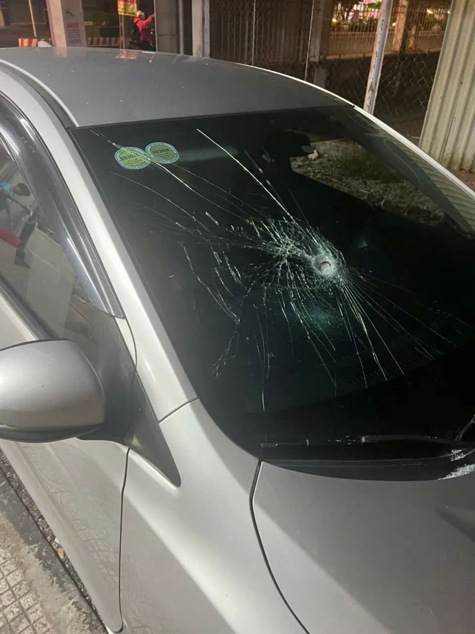 vỡ kính oto.jpg
