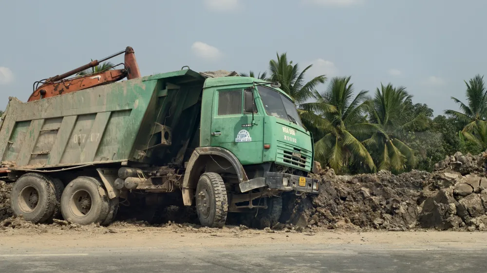 Một vị trí tập kết đất đã được đào xới cặp tuyến ĐT909, thuộc xã Phú Quới, tỉnh Vĩnh Long. Ảnh: TÍN HUY
