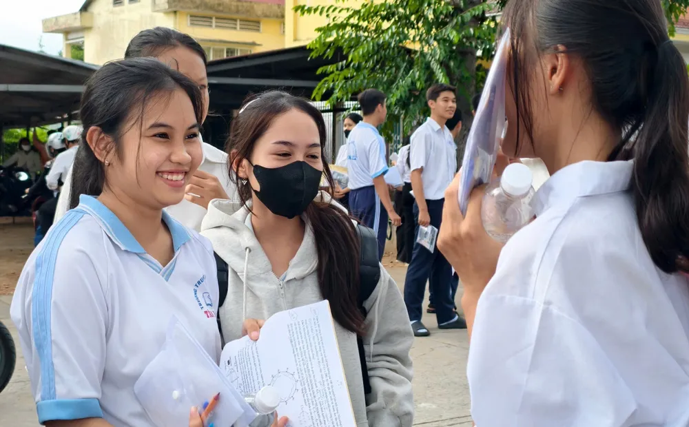 Thí sinh tại điểm thi Trường THPT Tân Lược (xã Tân Lược, tỉnh Vĩnh Long) phấn khởi sau khi hoàn thành bài thi môn Toán 90 phút. Ảnh: TÍN HUY