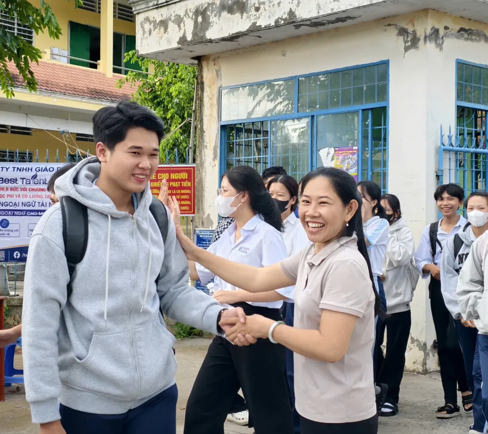 THÍ SINH THI MON TOAN.jpg
