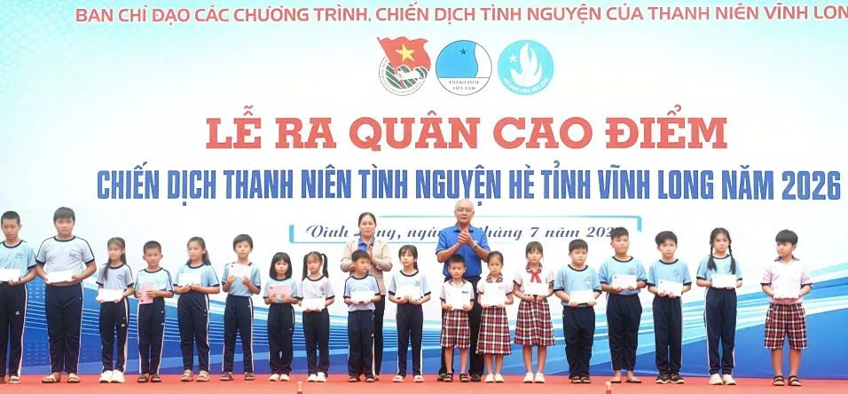 Trao học bổng cho các em học sinh vượt khó học giỏi trên địa bàn tỉnh Vĩnh Long
