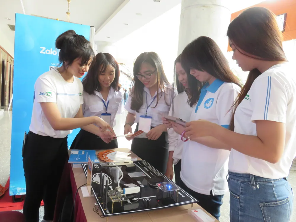 Sinh viên quốc tế bàn về xây dựng thành phố thông minh  ảnh 1