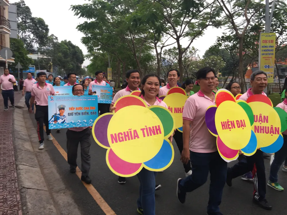 Hơn 4.000 người đi bộ vì người nghèo ảnh 3