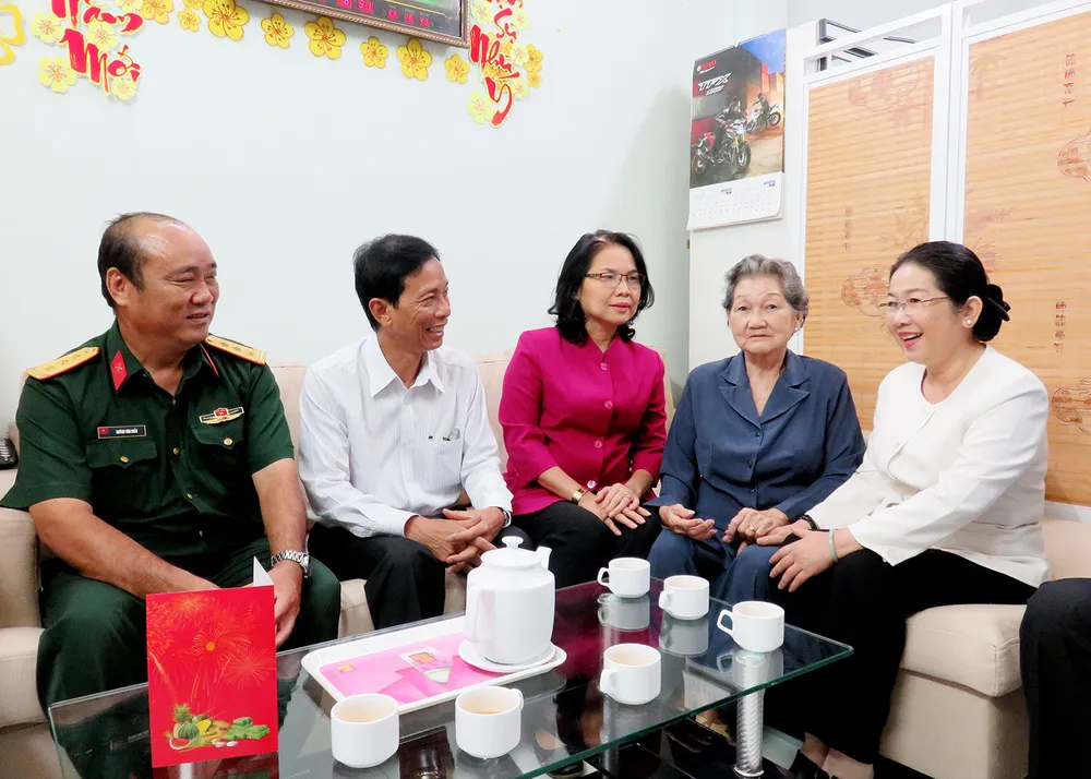 Phó Bí thư Thành ủy TPHCM Võ Thị Dung thăm, chúc tết Mẹ Việt Nam Anh hùng và hộ nghèo ảnh 1