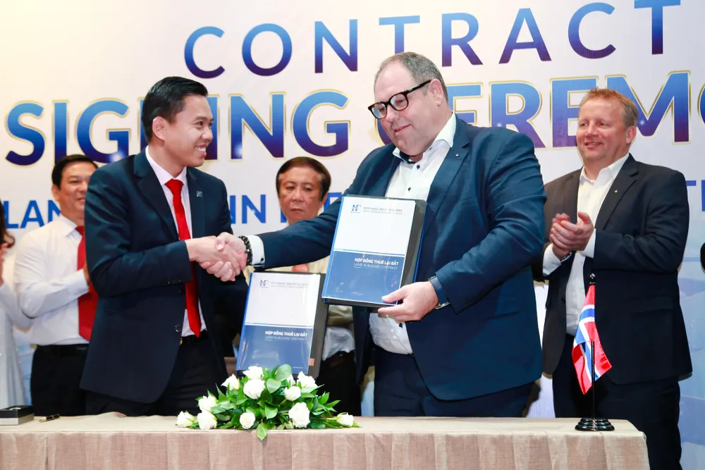 Đại diện KCN Hiệp Phước và Công ty Sơn Jotun ký biên bản thuê đất