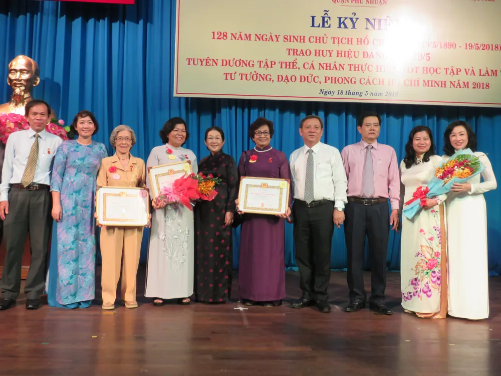 Trao Huy hiệu 65, 70 năm tuổi Đảng dịp 19-5 ảnh 2