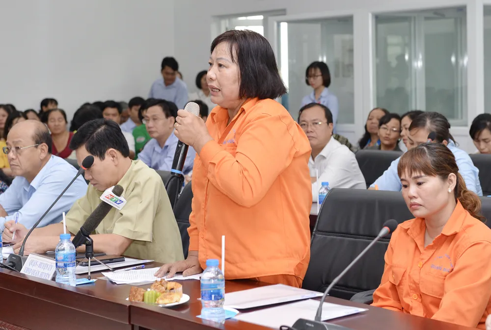 Lãnh đạo TPHCM lắng nghe tâm tư của nữ công nhân vệ sinh ảnh 4