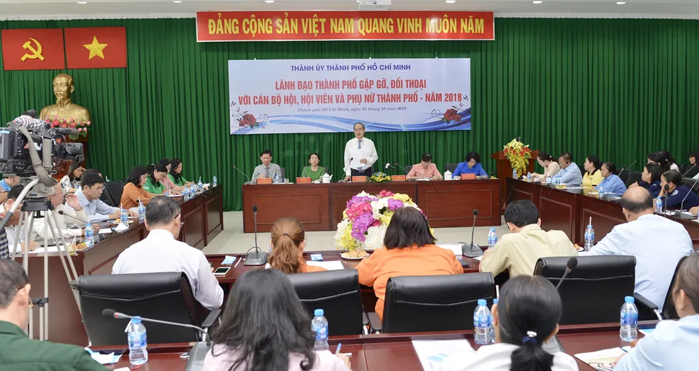 Lãnh đạo TPHCM lắng nghe tâm tư của nữ công nhân vệ sinh ảnh 1