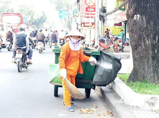 Lãnh đạo TPHCM lắng nghe tâm tư của nữ công nhân vệ sinh ảnh 3