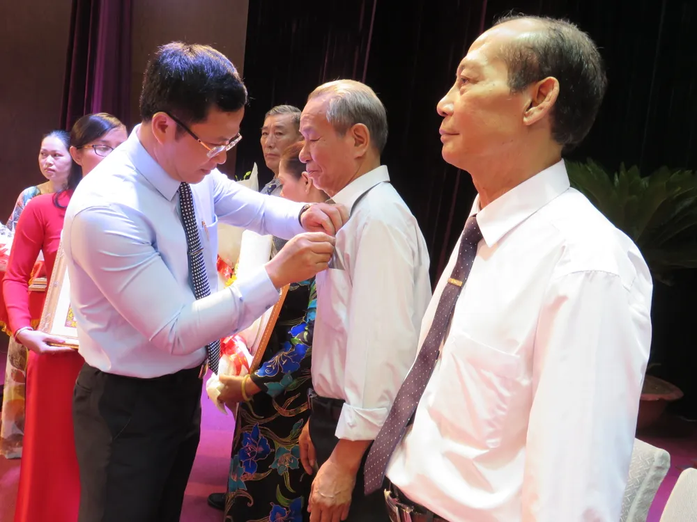 Quận 4 trao Huy hiệu Đảng 38 đảng viên ảnh 2