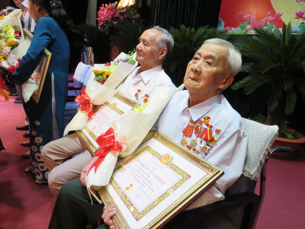 Quận 4 trao Huy hiệu Đảng 38 đảng viên ảnh 1