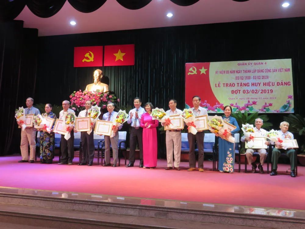 Quận 4 trao Huy hiệu Đảng 38 đảng viên ảnh 3
