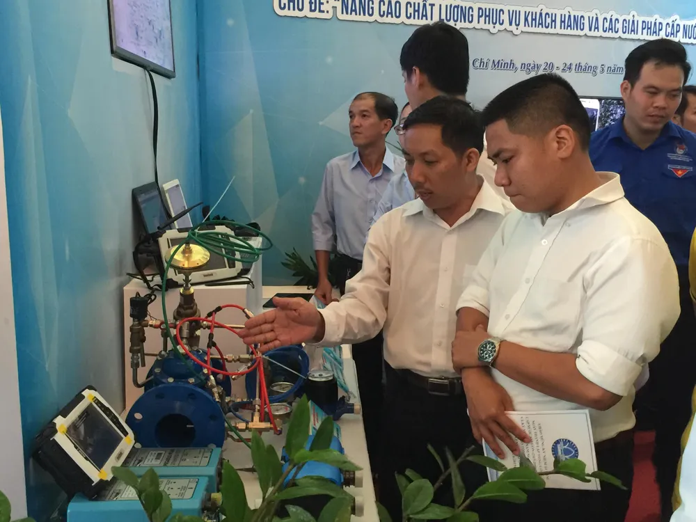 Người lao động tham quan các mô hình sáng tạo