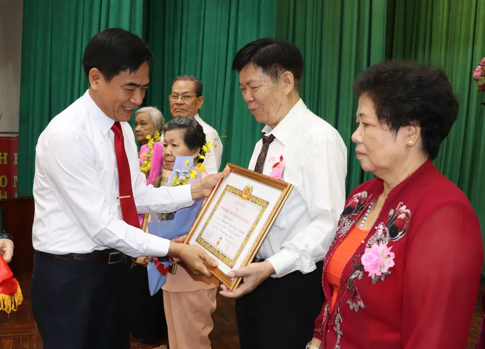 Trao Huy hiệu Đảng dịp kỷ niệm Cách mạng Tháng 10 Nga ảnh 2