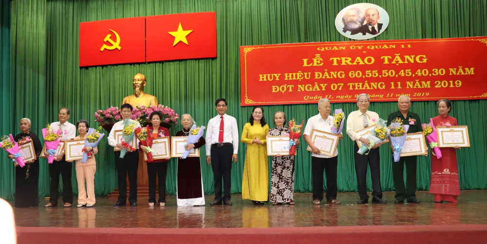 Trao Huy hiệu Đảng dịp kỷ niệm Cách mạng Tháng 10 Nga ảnh 1