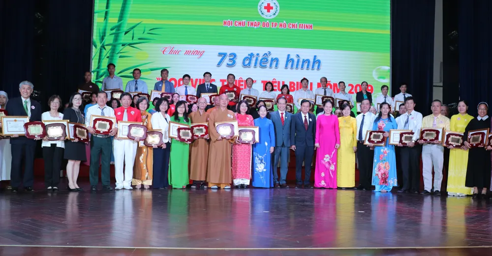 Các điển hình "Hoa việc thiện" được tuyên dương cấp thành phố