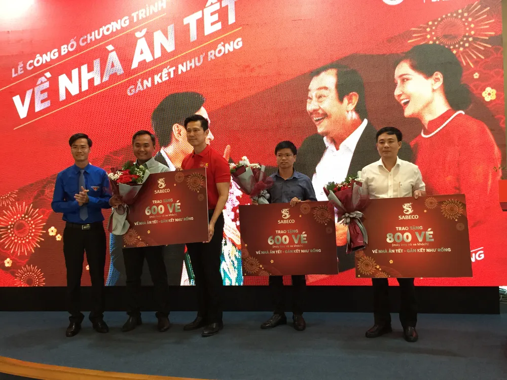 Ban tổ chức trao vé máy bay và vé xe tượng trưng đến đại diện các tỉnh, thành