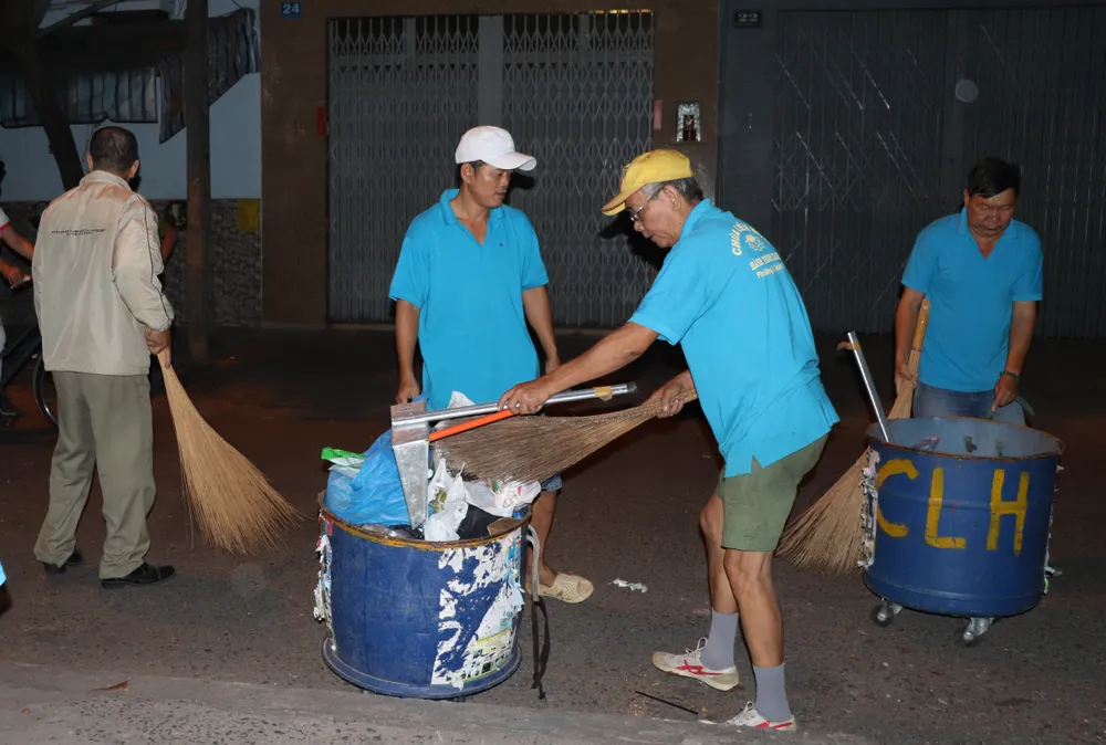 Ra quân dọn vệ sinh trên địa bàn dân cư  ​ ảnh 1