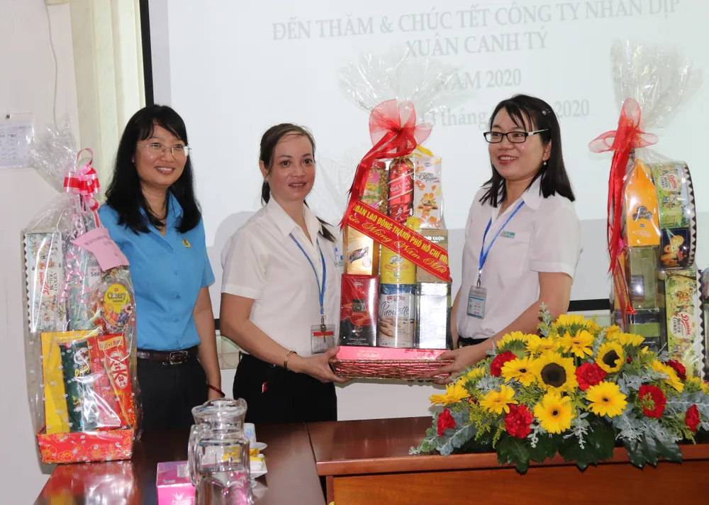 Lãnh đạo Thành ủy TPHCM thăm, chúc tết các đơn vị, doanh nghiệp, cá nhân trên địa bàn thành phố ảnh 2