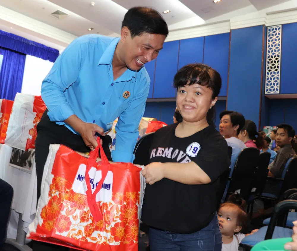 Trao quà tết công nhân bị tai nạn lao động ảnh 2