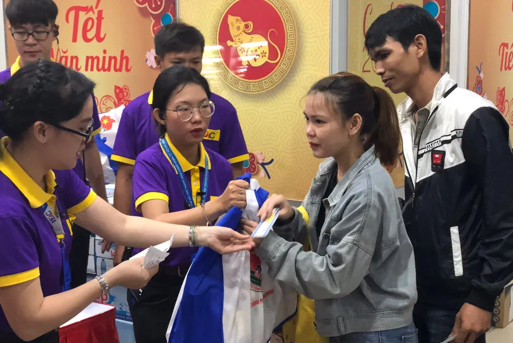 Chuyến xe sum vầy lăn bánh đưa thanh niên công nhân về quê đón tết ảnh 1