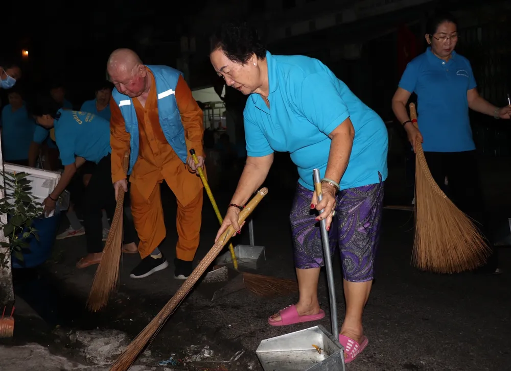 Lãnh đạo TPHCM cùng người dân, phật tử vệ sinh đường phố ngày cuối năm ảnh 4
