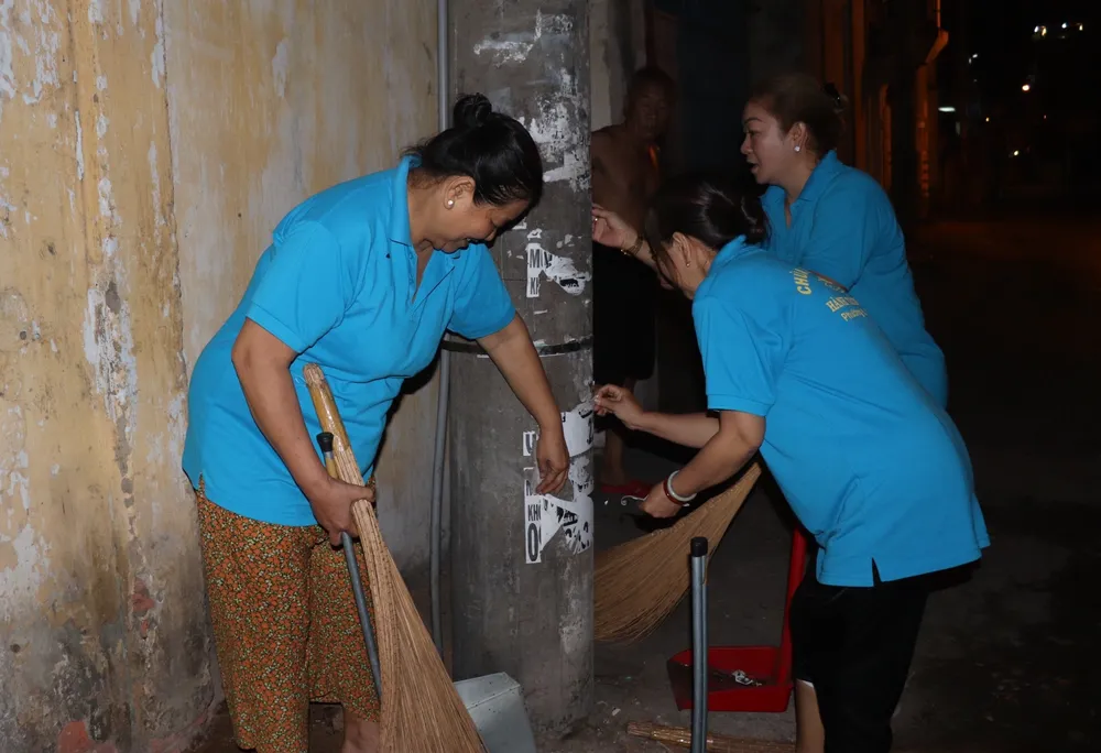 Lãnh đạo TPHCM cùng người dân, phật tử vệ sinh đường phố ngày cuối năm ảnh 3