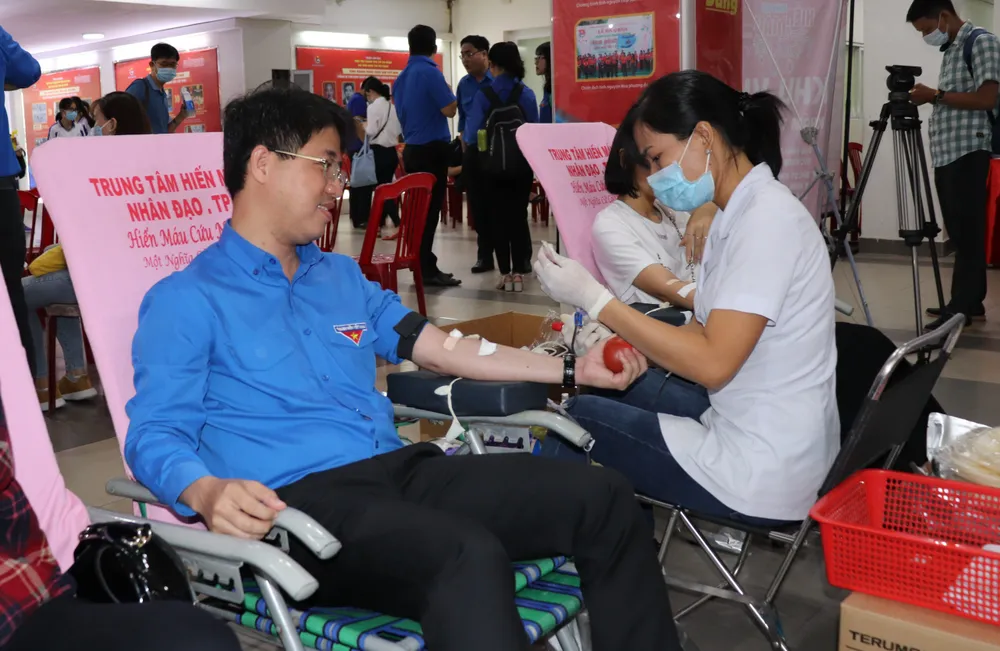 Tuổi trẻ TPHCM tham gia hiến máu cứu người ảnh 3