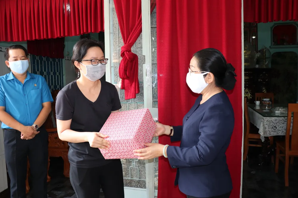 Lãnh đạo Thành ủy TPHCM thăm công nhân và chủ nhà trọ ảnh 1