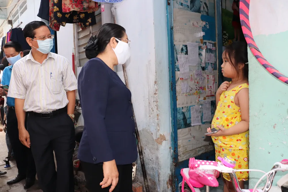 Lãnh đạo Thành ủy TPHCM thăm công nhân và chủ nhà trọ ảnh 3