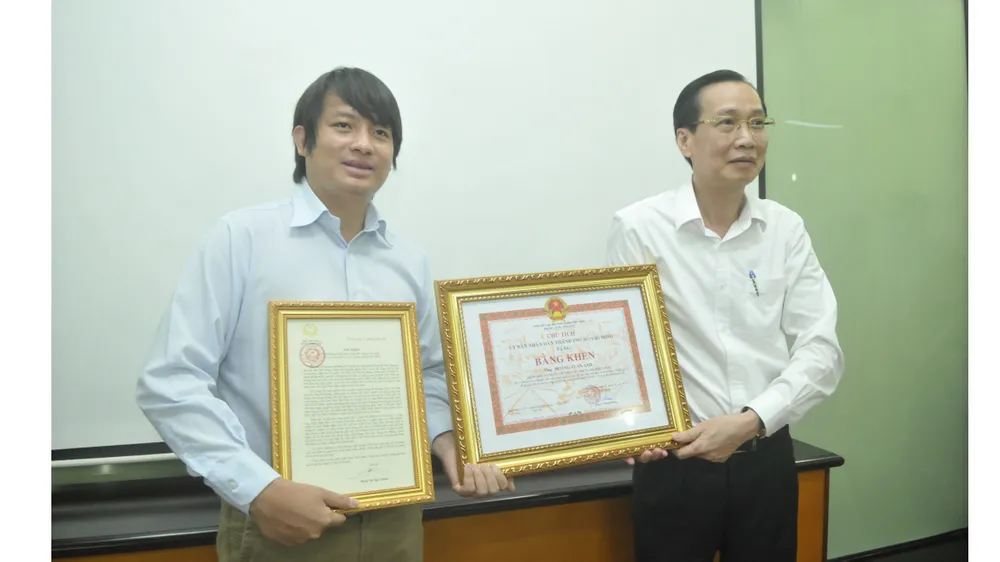 Trao Thư khen của Phó Chủ tịch nước đến người sáng tạo máy “ATM gạo” ảnh 1