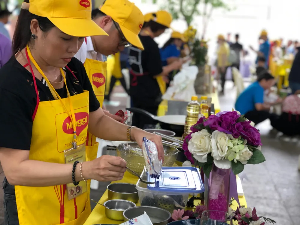 Sôi nổi hội thi nấu ăn “Bữa ăn gia đình Việt” ảnh 2