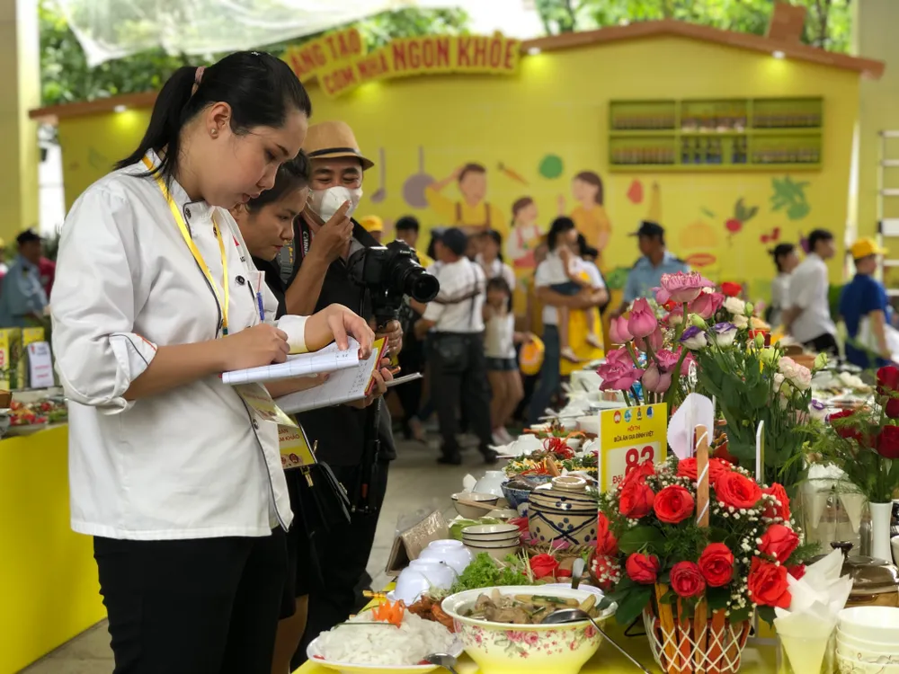 Sôi nổi hội thi nấu ăn “Bữa ăn gia đình Việt” ảnh 3