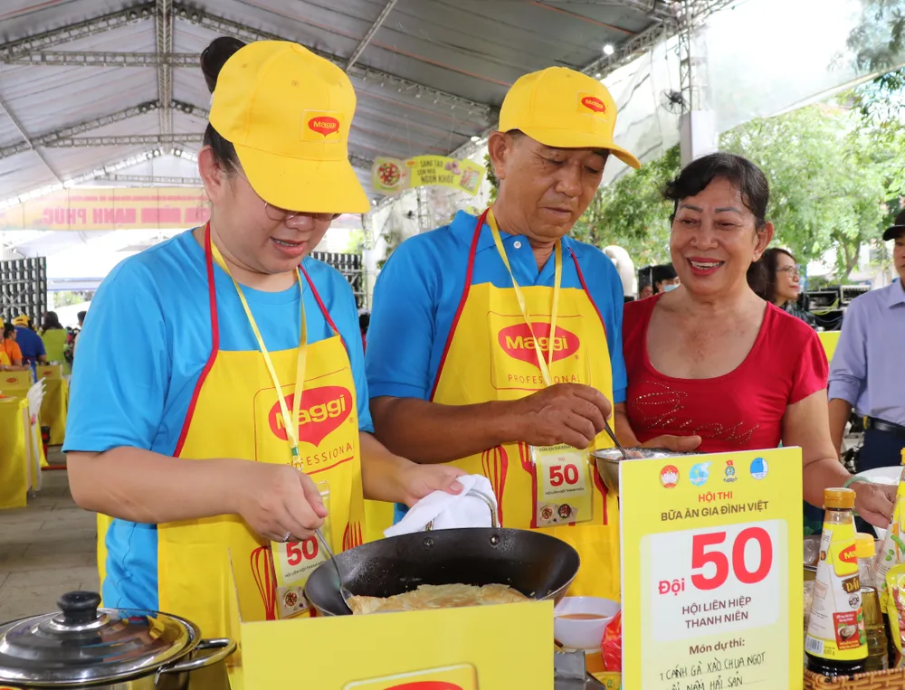 Sôi nổi hội thi nấu ăn “Bữa ăn gia đình Việt” ảnh 1