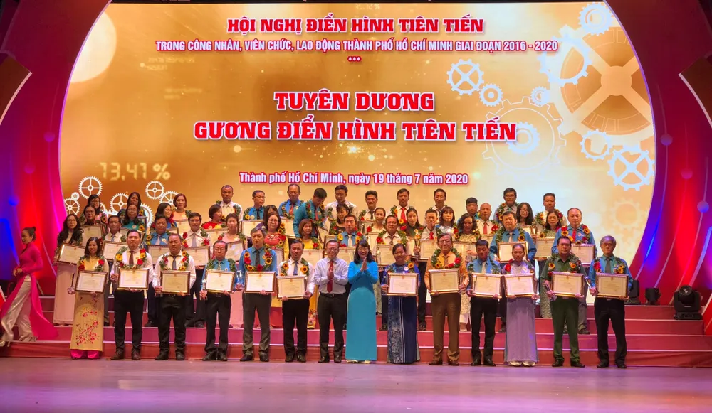 TPHCM tuyên dương 212 điển hình người lao động ảnh 2