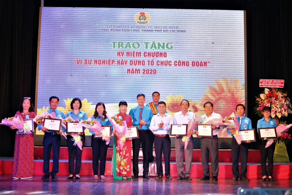 Trao tặng Kỷ niệm chương “Vì sự nghiệp xây dựng tổ chức công đoàn” cho các cá nhân tiêu biểu