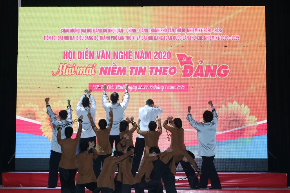 Trao Kỷ niệm chương “Vì sự nghiệp xây dựng tổ chức công đoàn” ảnh 1