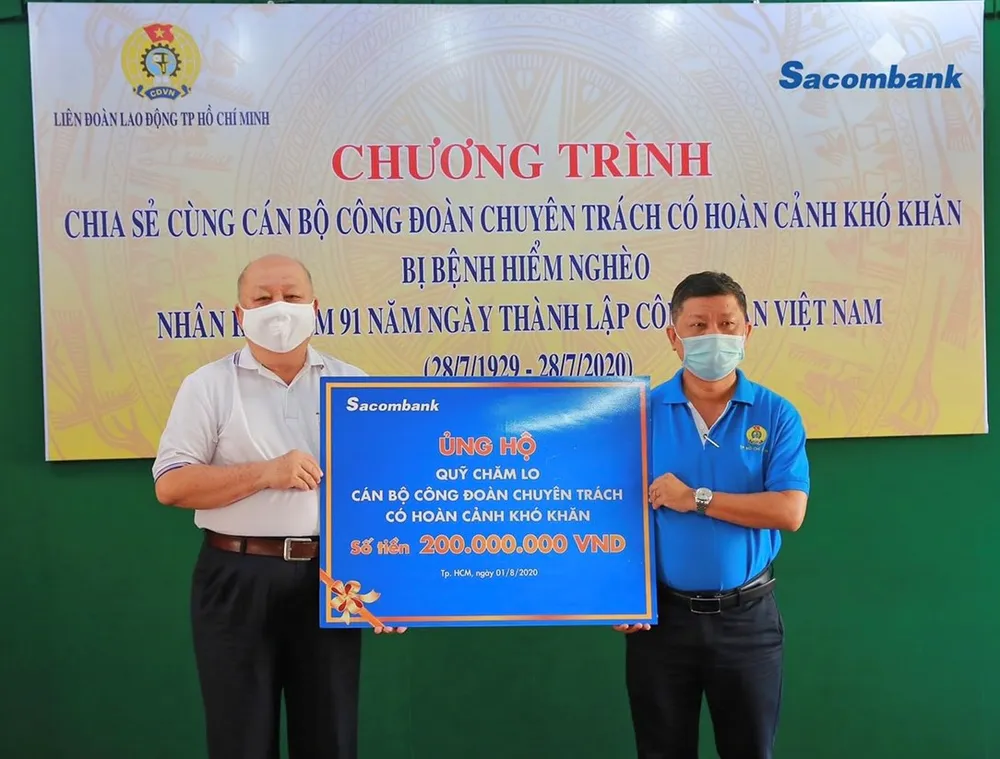 Trao hỗ trợ cán bộ công đoàn bị bệnh nan y ảnh 1