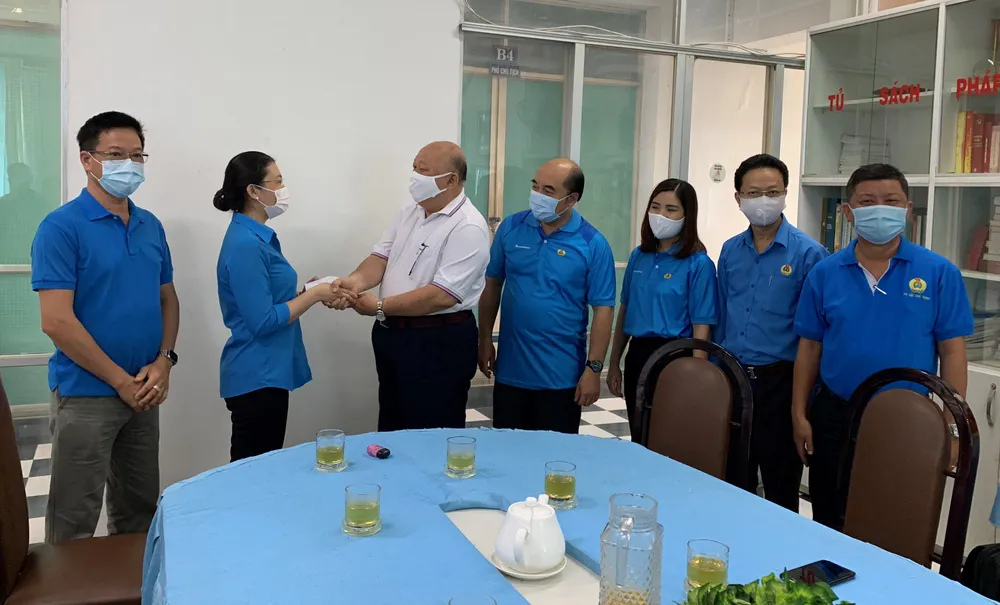 Trao hỗ trợ cán bộ công đoàn bị bệnh nan y ảnh 2