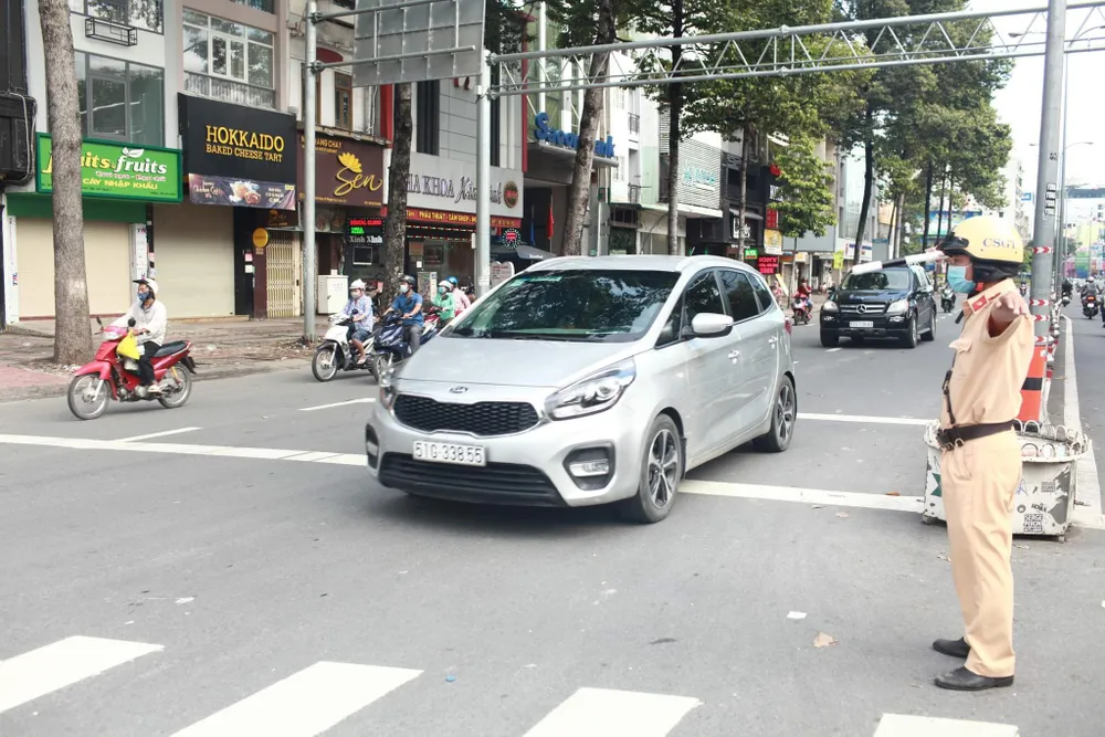 CSGT điều tiết giao thông tại các điểm thi sáng 9-8