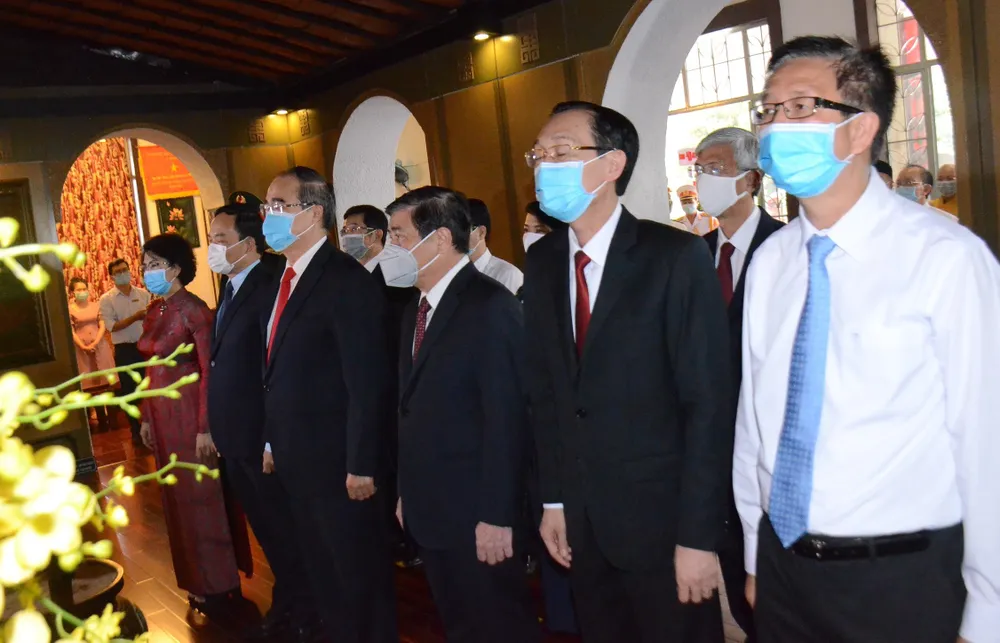 Lãnh đạo TPHCM dâng hương, dâng hoa tưởng nhớ Chủ tịch Tôn Đức Thắng ảnh 1