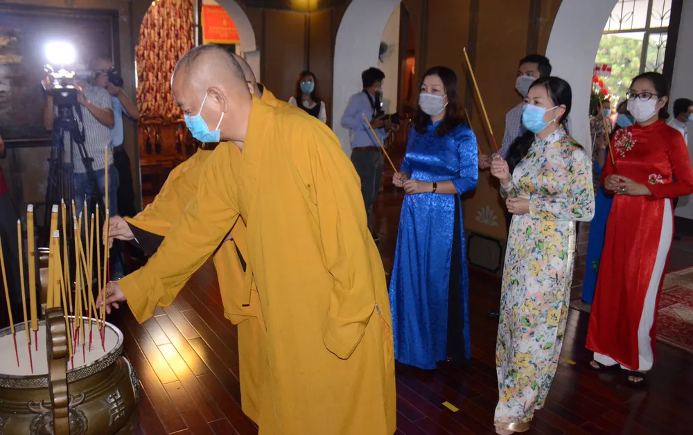 Lãnh đạo TPHCM dâng hương, dâng hoa tưởng nhớ Chủ tịch Tôn Đức Thắng ảnh 3