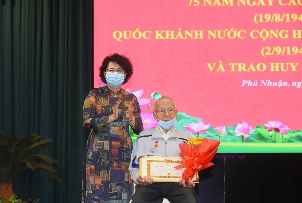 Quận 10 trao Huy hiệu Đảng đợt 2-9-2020 ảnh 4