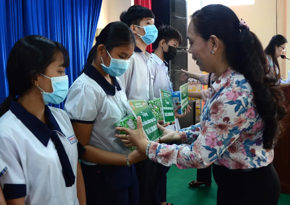 Trao 848 suất học bổng cho con nông dân ảnh 1